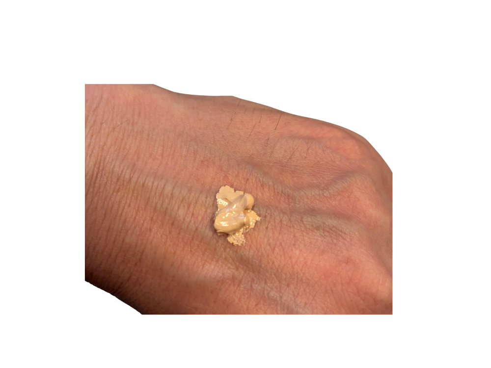 手の甲に出したBBクリームの使用量の目安